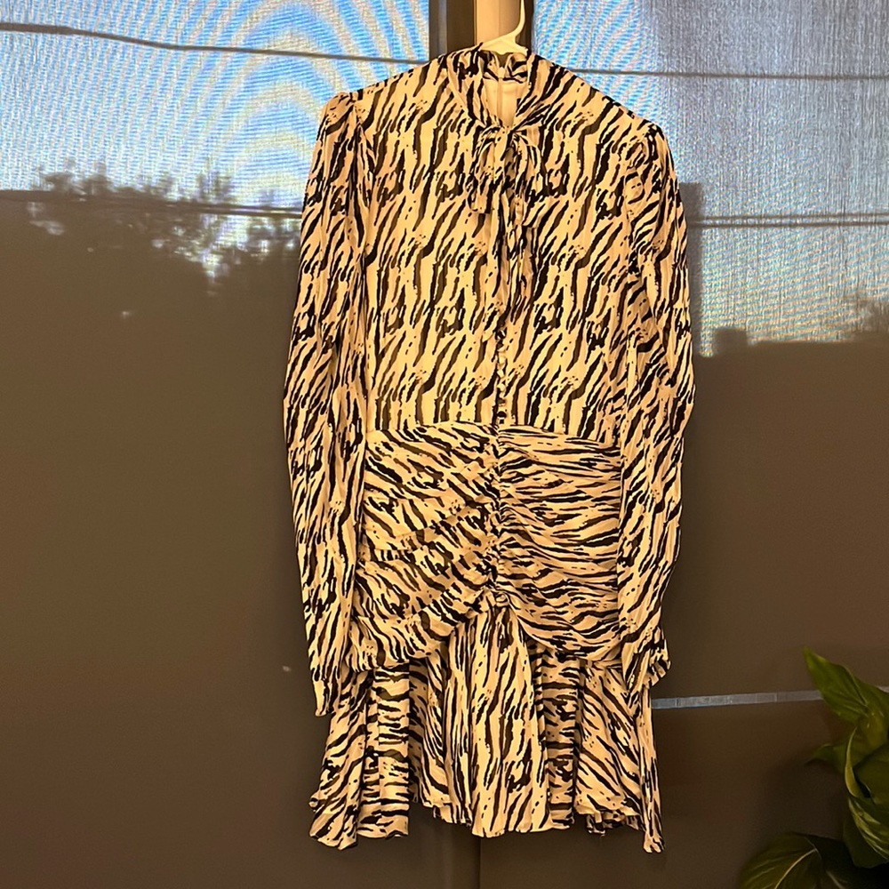Bardot black and white dress. Lightweight, long sleeve, mini dress. Size US10/L